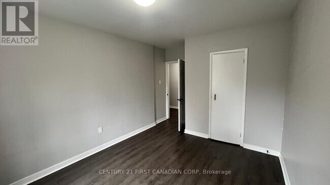 Photo - 871 Adelaide St N