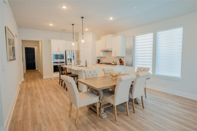 Photo - 215 Grand Cyn Wy