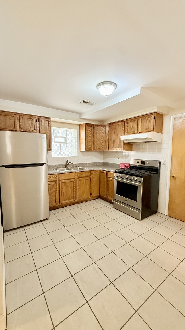 Building Photo - 5843 W Warwick Ave