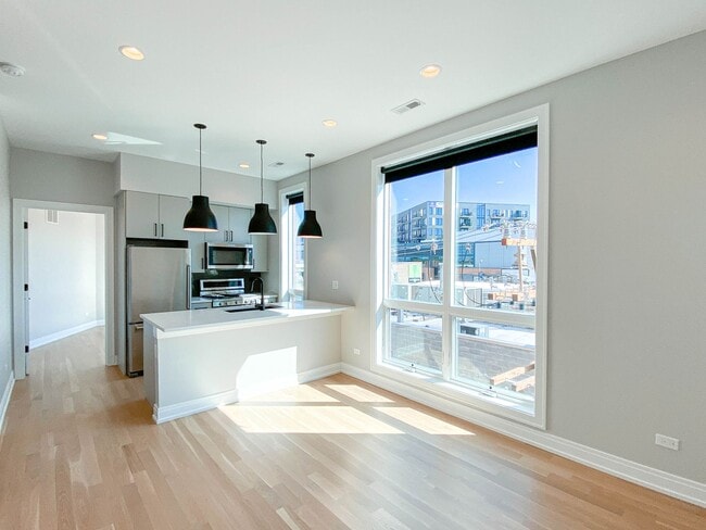 Photo - 1050 W Cornelia Ave