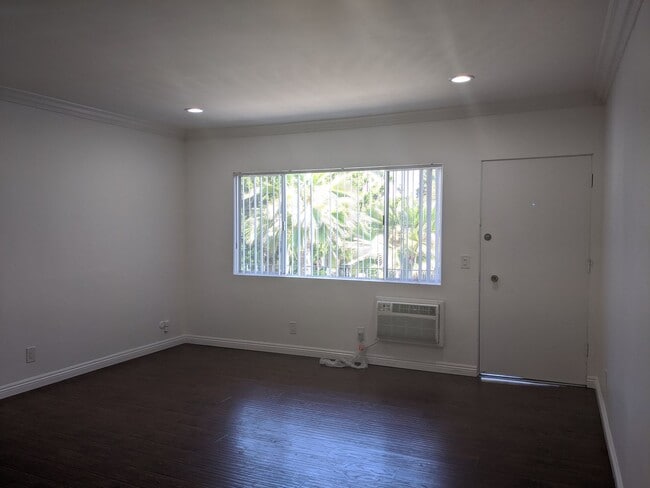 14024 Oxnard St