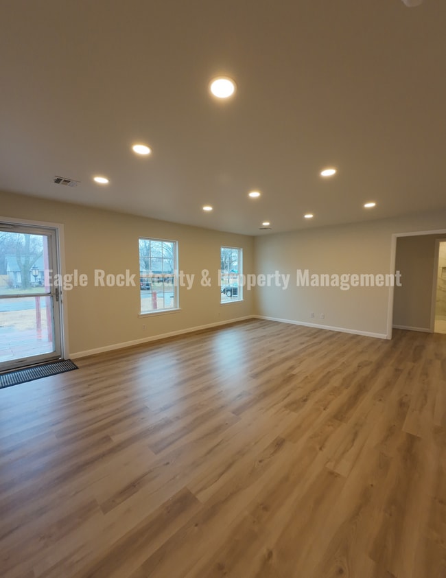 Photo - 1369 E 67th St