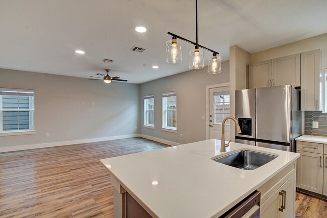 Building Photo - 28325 Birnham Woods Dr Unit 607 Rental