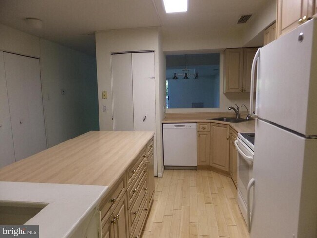 Photo - 1700 Oakwood Terrace