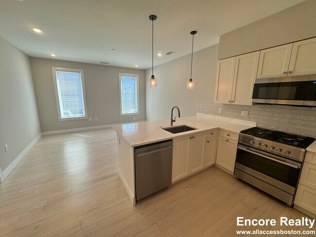 196 Green St Unit 3