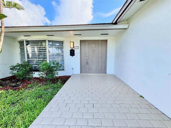 Photo - 4905 Harrison St