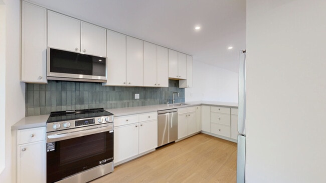 Building Photo - 50 Corte Real Unit 1