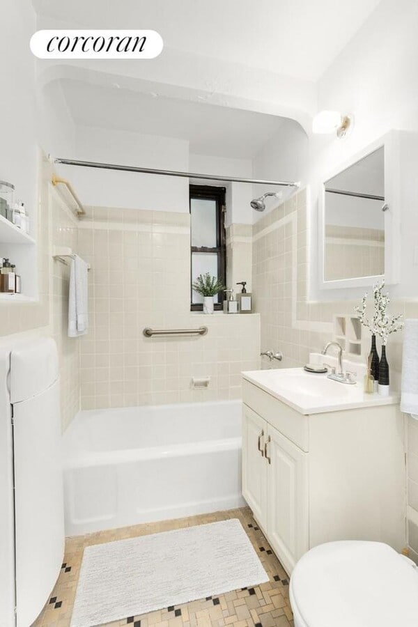 Photo - 222 E 35th St