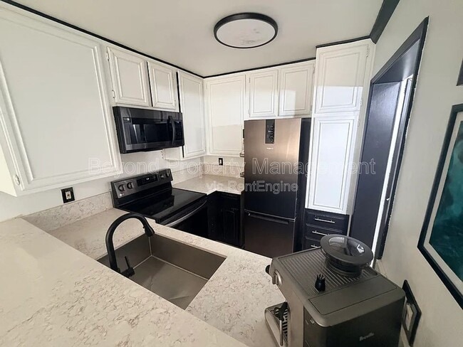 Photo - 6924 Hyde Park Dr Unit 214