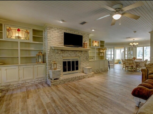 Executive Lakefront Retreat with Private P... - Executive Lakefront Retreat with Private P... Casa