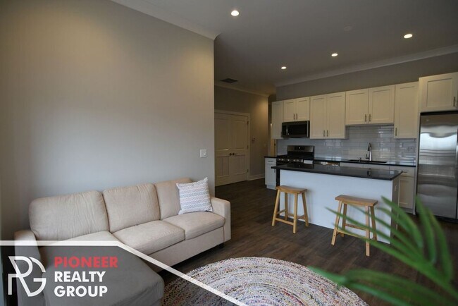Photo - 927 W Irving Park Rd Unit 205