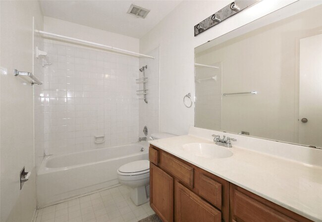 Building Photo - 2025 Augusta Dr Unit 306