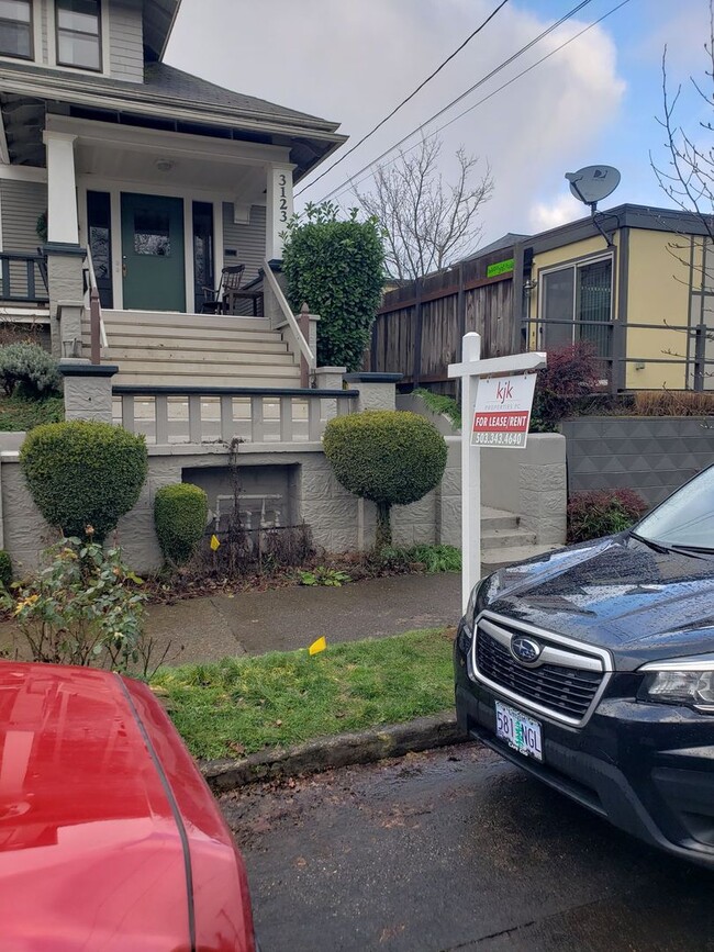 Building Photo - 3123 SE 31st Ave Unit 3123C