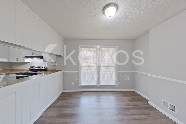 Photo - 340 Carterhill Dr