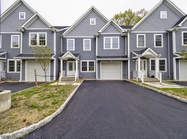Photo - 8 Travers Ave