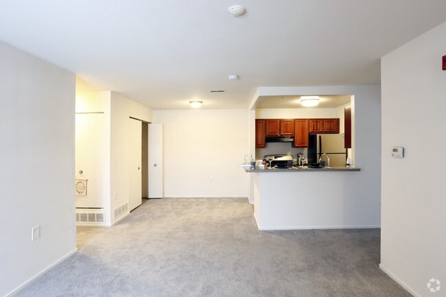 Dos habitaciones - Sala de estar - Canton Club Apartments - Canton, MI