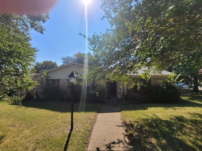 Building Photo - Family friendly home!