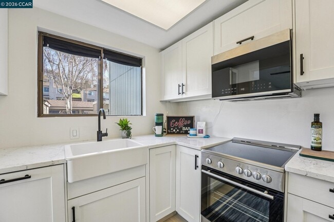 2 Lakeview Ct
