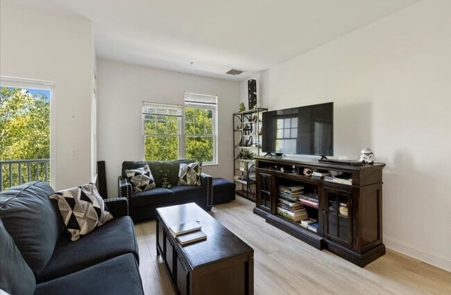 Photo - 614 Pond St Unidad 1303