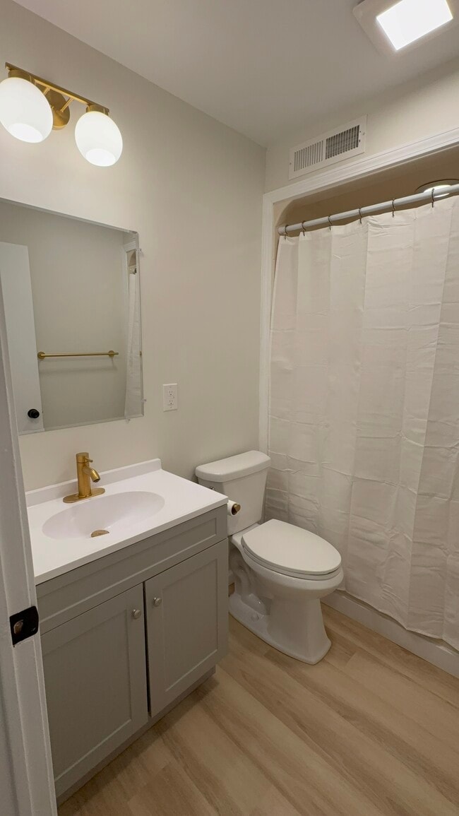 Photo - 275 W 10th St