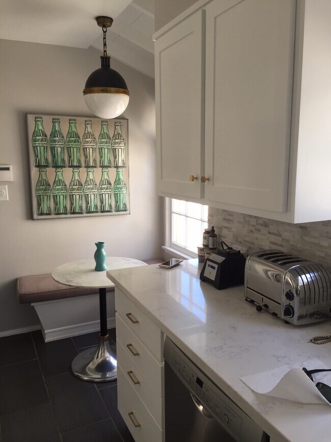 Sweet breakfast nook overlooking rose garden - 3037 Motor Ave