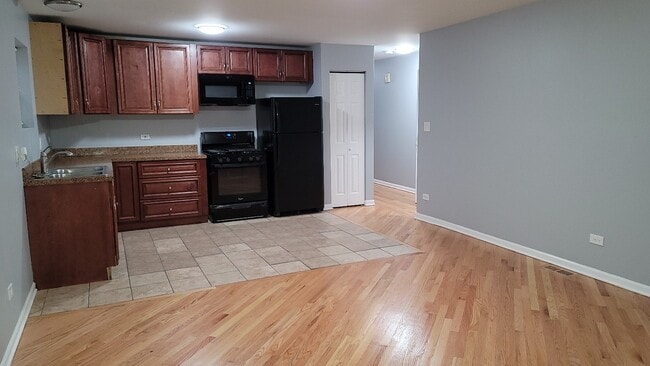 Building Photo - 3420 W Fulton Blvd Unit 2 Rental