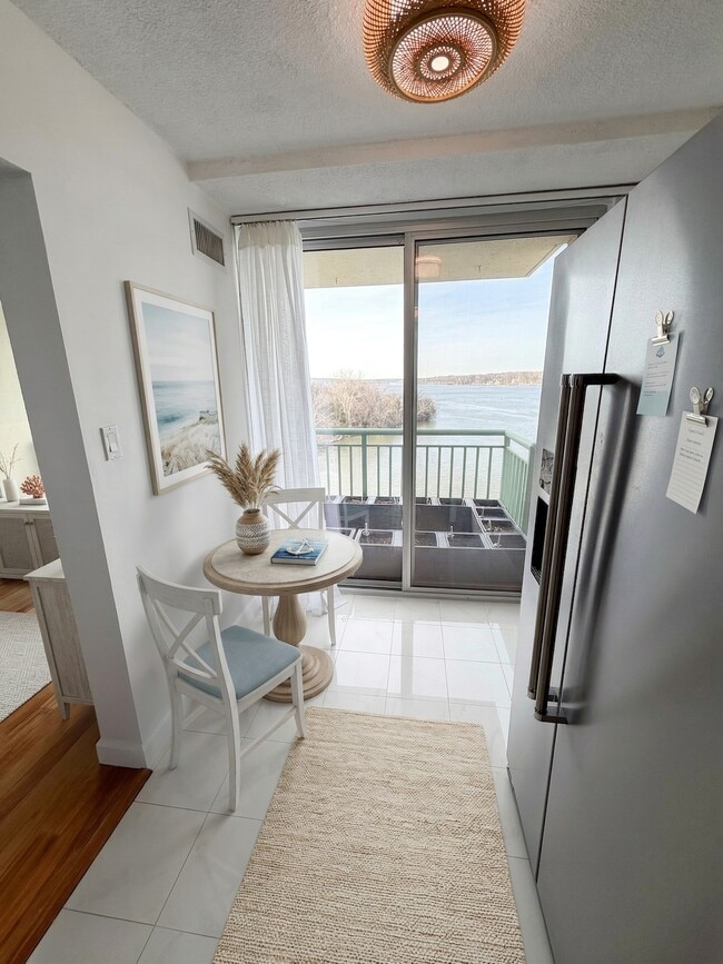 Kitchen Siting Area - 501 Slaters Ln Unit 603