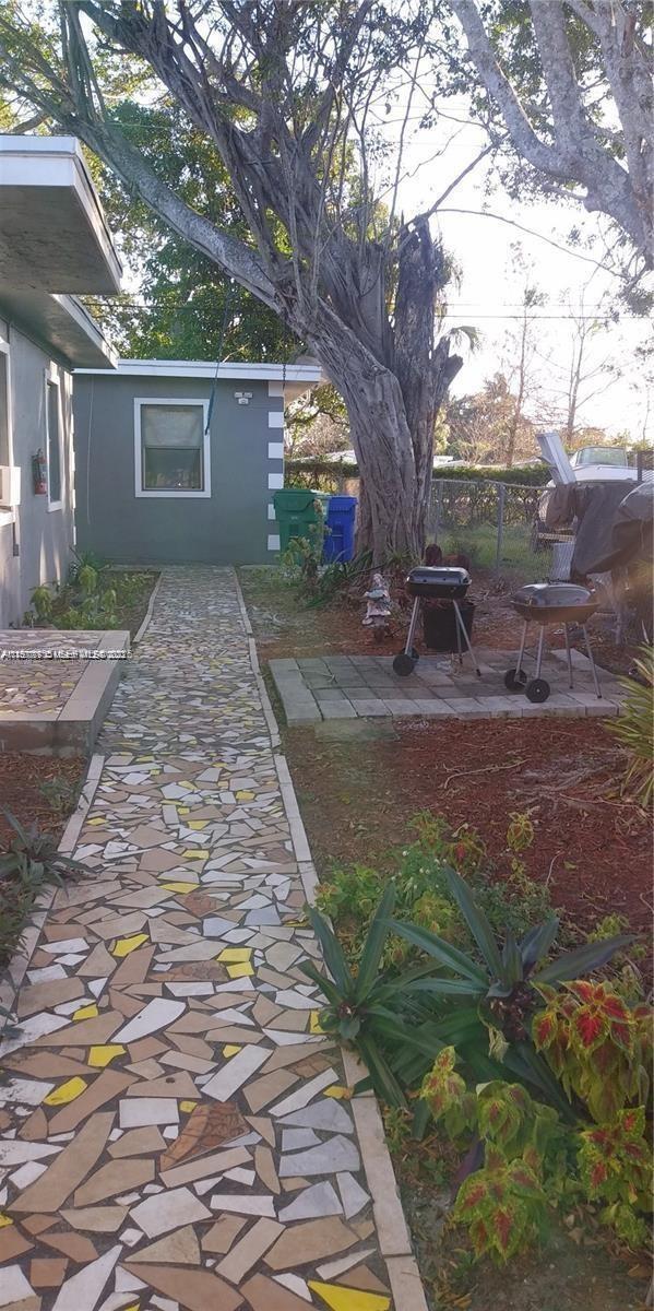 Building Photo - 2864 NW 6th Ct Unit 2