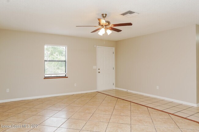 Photo - 1658 Wainwright St SE