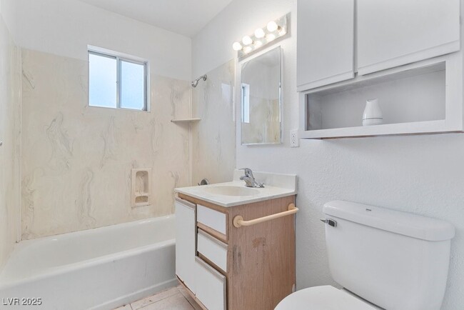 Building Photo - 350 E Desert Inn Rd Unit H205