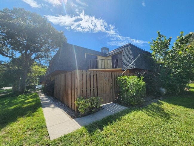 Building Photo - Well maintained 2/2.5 Cedar Dunes Townhome