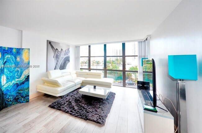 Photo - 1000 Parkview Dr Unit 426