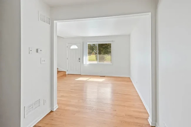 BEAUTIFUL LARGE 1 BED/1 BATH TOWNHOUSE RENTAL W/IN-UNIT LAUNDRY AND PARKING.....MUST SEE!!