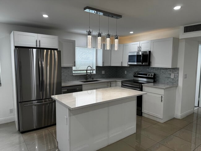 Building Photo - 153 Monaco Way Unit D