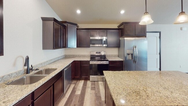 Building Photo - Stylish Living in a 3-Bed, 2-Bath Townhome with a 2-Car Garage Unit 578 Westwind