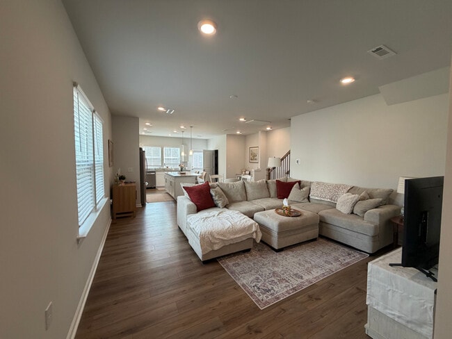 Photo - 811 Falls Grove Trl