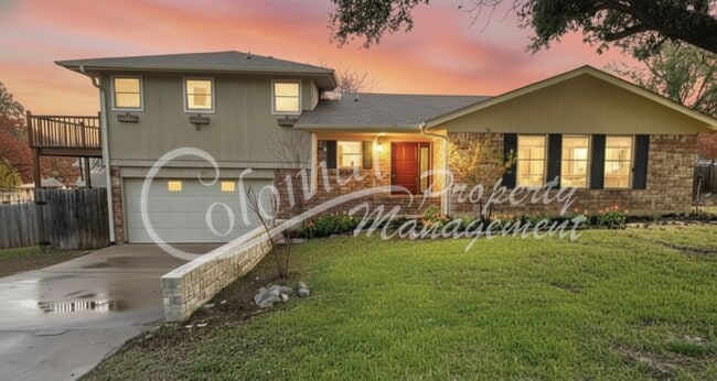 Building Photo - AVAILABLE NOW!