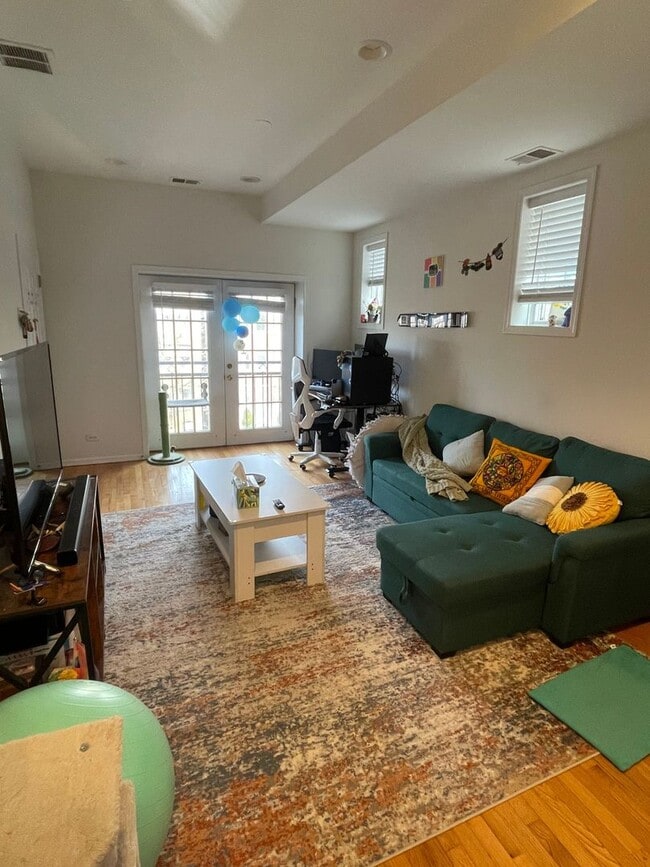 Photo - 1119 W Addison St Apartment Unit 1119-2