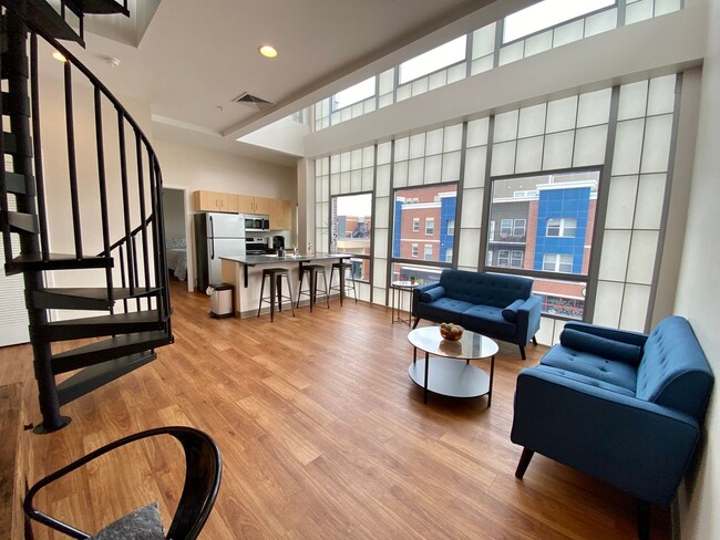 Building Photo - 116 E 3rd St Unit Apt 301