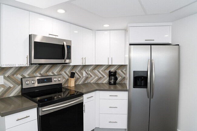 Building Photo - 5880 Collins Ave Unit 703