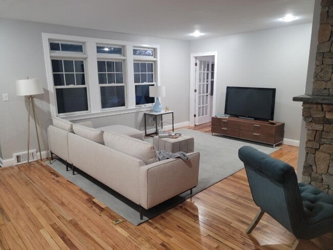 Photo - Spacious 5 Bed 2 Full Bath