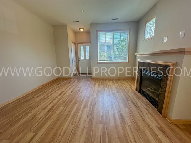 Photo - 3 Bedroom 2 1/2 Bath end unit townhome near Jordan Creek!