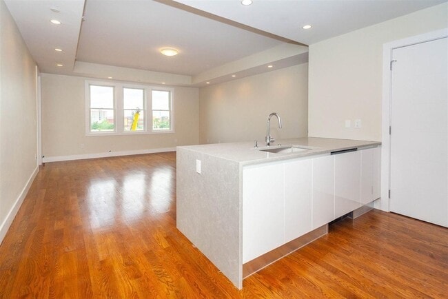 906 E 2nd St Unit 107