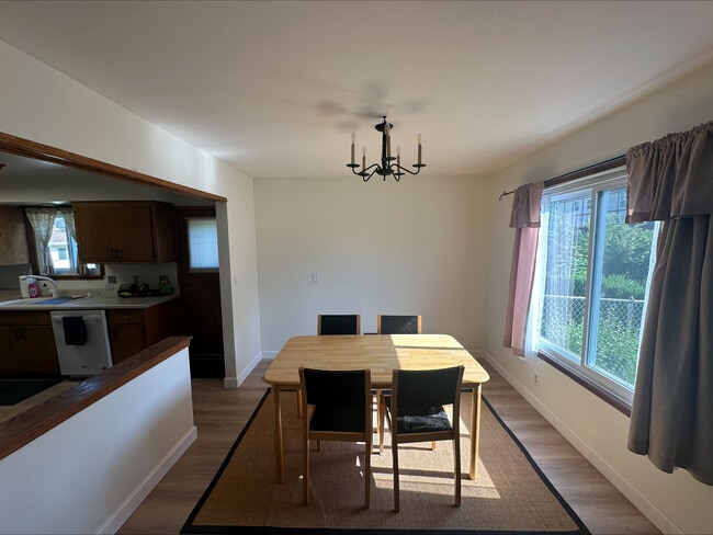 Dining Room - 193 Lakeview Ct