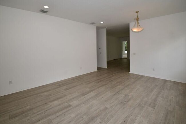 Photo - Spacious 2 bed Plus Den Home for Lease