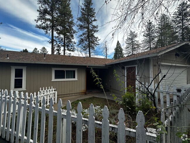 Building Photo - Charming 3 Bedroom 2 Bathroom Close to Dow... Rental