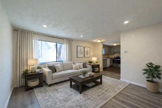 Building Photo - 82 Newbury St Unit 2