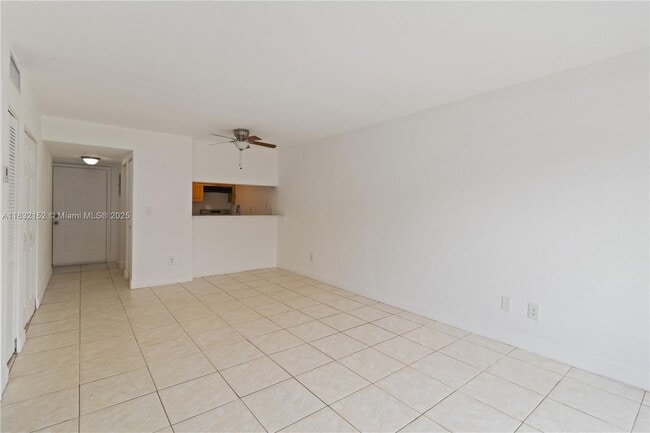 Photo - 1095 W 77th St Apartamento Unidad 308
