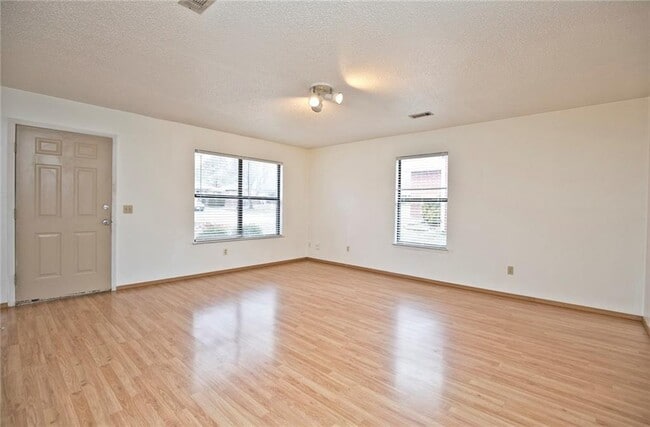 Photo - 5905 Sara St