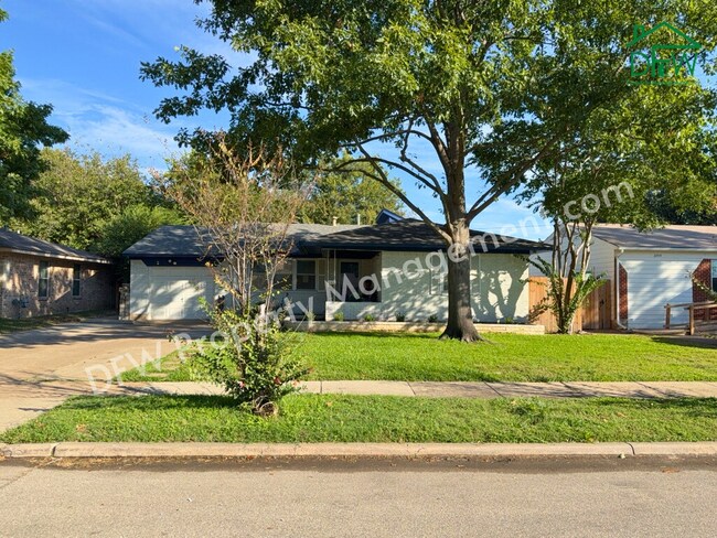 Building Photo - Charming 3-Bedroom Home with Sunroom & Spacious Backyard in Irving!